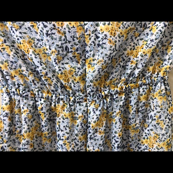 Floral Romper Low V-neck Sz: XXSmall - Picture 6 of 9